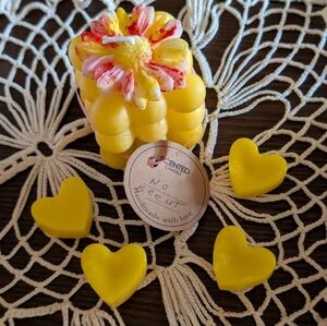 Hand Poured  Bubbled Candle Yellow Flower With Yellow Heart Melts